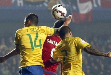 VIDEO: Hai lần dùng tay chơi bóng đáng quên trong sự nghiệp của Thiago Silva